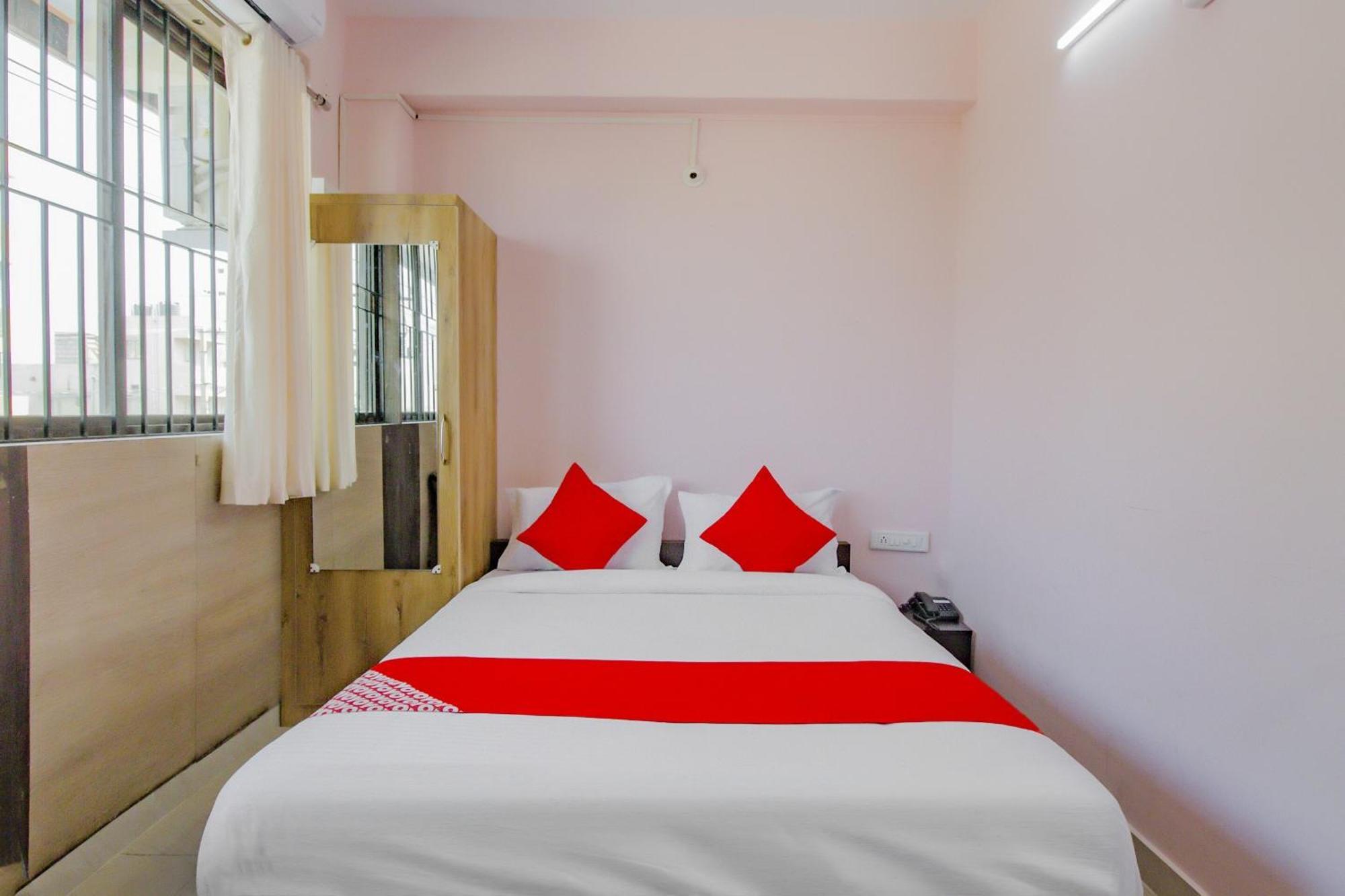 Oyo 79181 Sri Dhanalakshmi Boarding & Lodging Bangalore Esterno foto