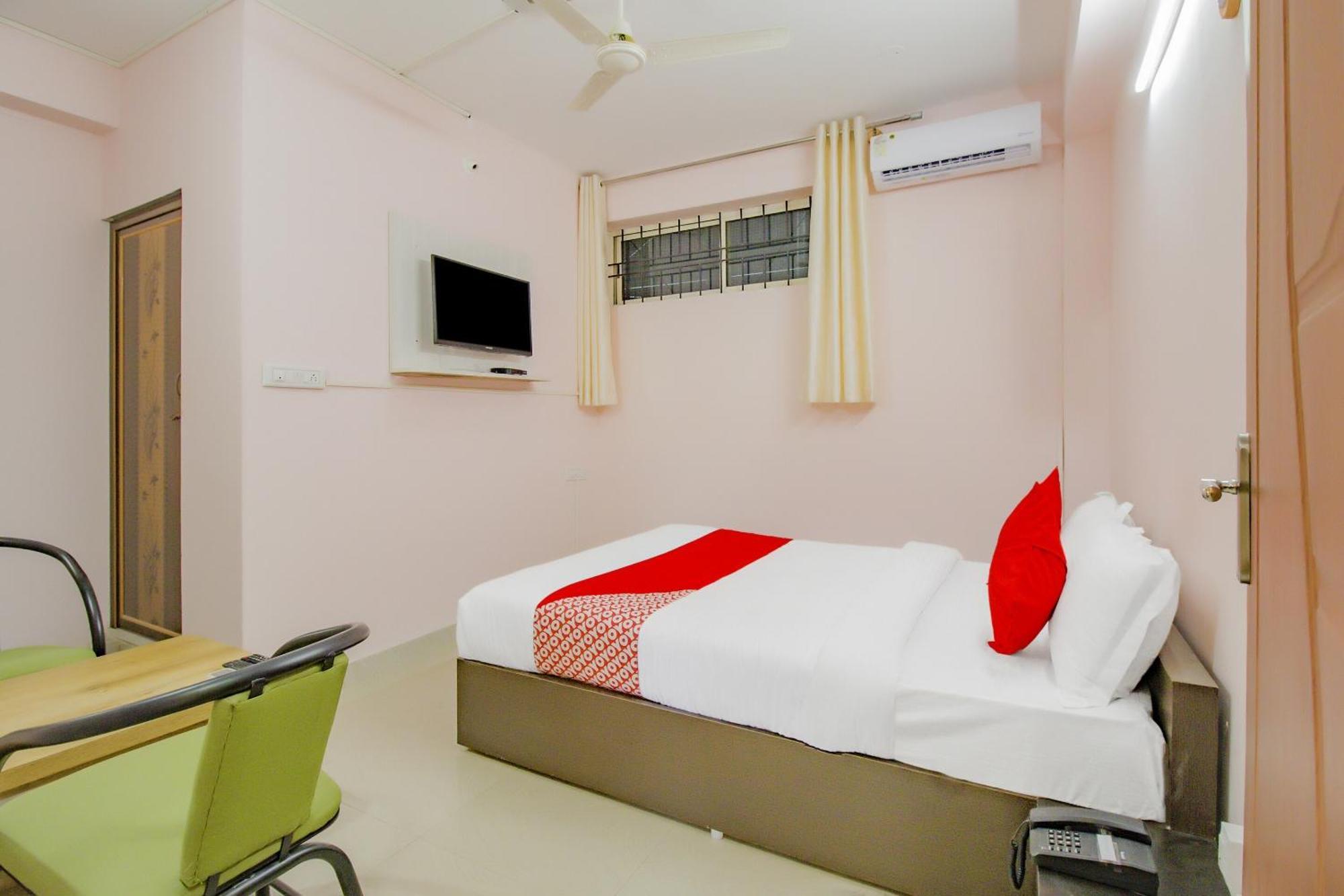 Oyo 79181 Sri Dhanalakshmi Boarding & Lodging Bangalore Esterno foto